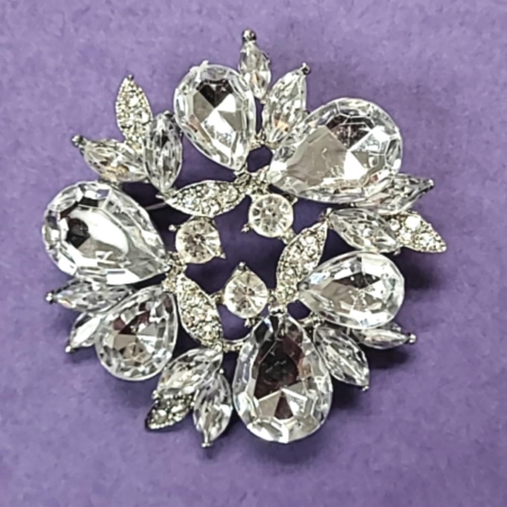 CRYSTAL CLEAR RHINESTONE PIN BROOCH